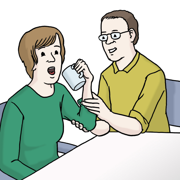 Mann hilft Frau beim Trinken